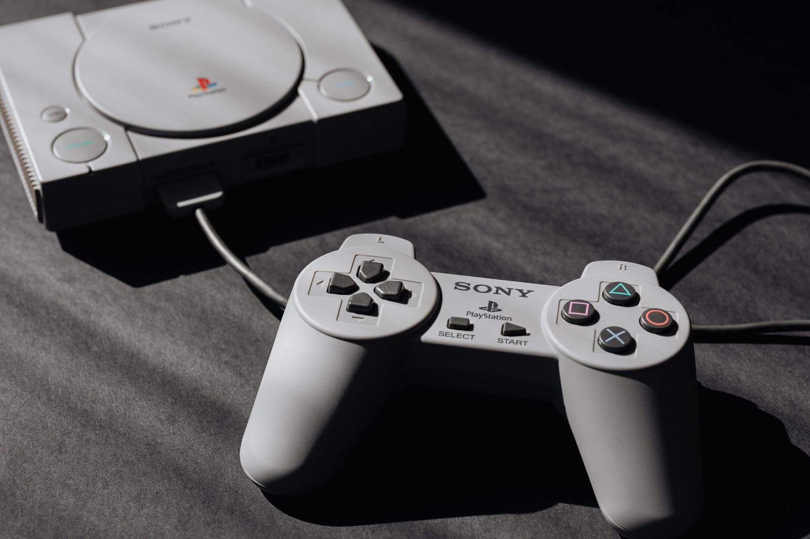 Console e controle de videogame retrô